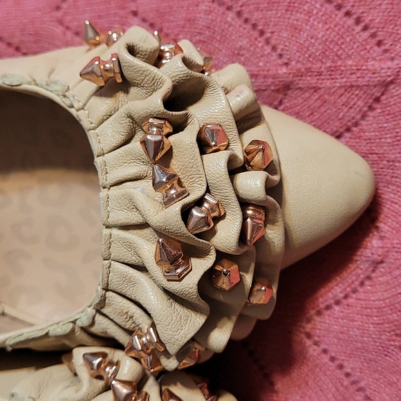 Betsy Johnson ruffled spiked leather pumps beige/tan - Picture 2 of 13